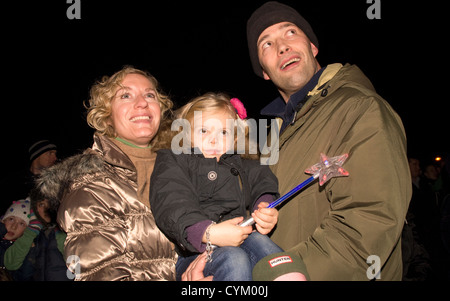 Famiglia guardare i fuochi d'artificio sulla notte dei falò, Chiddingfold, Surrey, Regno Unito. Novembre 2012. Foto Stock