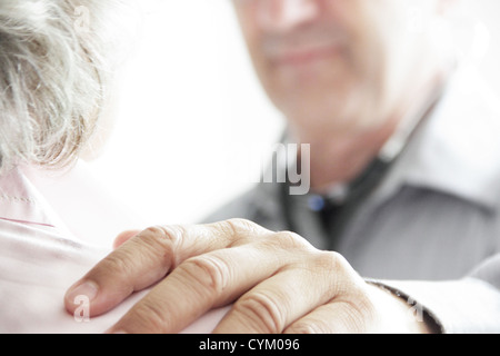 Medico con una mano sulla spalla del paziente Foto Stock