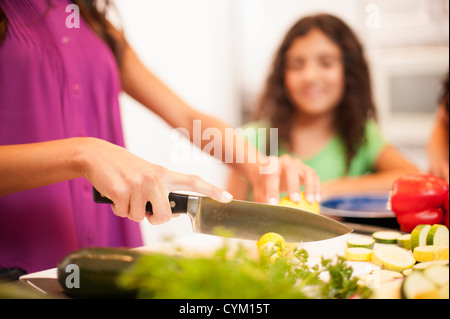 Close up della donna per affettare verdura Foto Stock