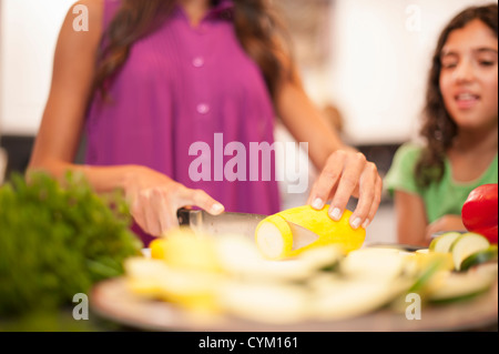 Close up della donna per affettare verdura Foto Stock