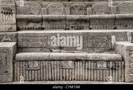 Il Minack Theatre, Porthcurno, Cornovaglia, Regno Unito, famoso per la sua spettacolare posizione in cima alla scogliera. Le sedi sono inscritte con i nomi delle produzioni precedenti Foto Stock