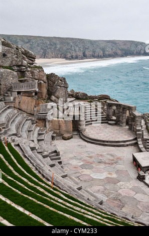 Il Minack Theatre, Porthcurno, Cornwall, Regno Unito. Un famoso teatro aperto in alto sopra il mare, iniziato nel 1929 da Rowena Cadei Foto Stock