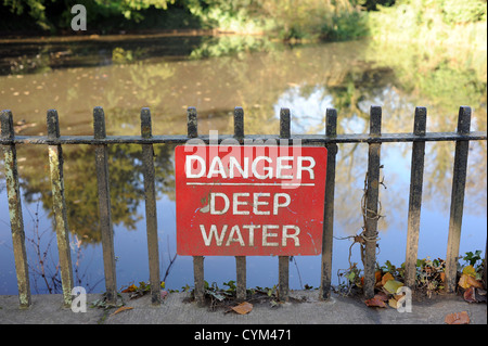 Pericolo in acqua profonda segno da Stanmer Park stagno in Brighton SUSSEX REGNO UNITO Foto Stock