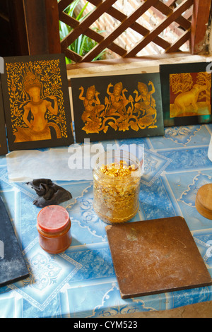 Pentole di colore in corrispondenza di artigiani d'Angkor a Siem Reap, Cambogia Foto Stock