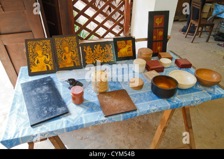 Pentole di colore in corrispondenza di artigiani d'Angkor a Siem Reap, Cambogia Foto Stock