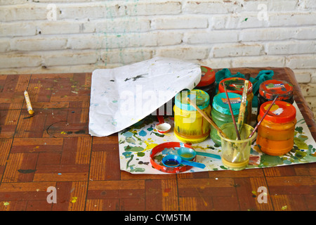 Pentole di colore in corrispondenza di artigiani d'Angkor a Siem Reap, Cambogia Foto Stock