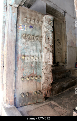 Arabo tipo case e porte in Stone Town Zanzibar;Tanzania;East Africa;l'Africa; Foto Stock