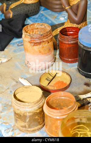 Pentole di colore in corrispondenza di artigiani d'Angkor a Siem Reap, Cambogia Foto Stock