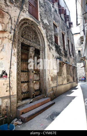 Arabo tipo case e porte pesanti in Stone Town Zanzibar;Tanzania;East Africa;l'Africa; Foto Stock