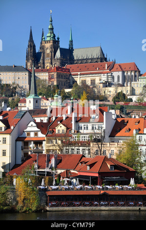 Praga, Repubblica Ceca. Il quartiere del castello e la Cattedrale di San Vito si vede dal Fiume Vltava Foto Stock