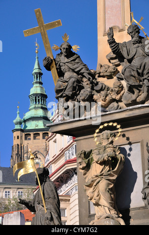 Praga, Repubblica Ceca. Malostranske namesti / "Lesser Town Square'. Colonna della Peste (1715) Cattedrale dietro Foto Stock