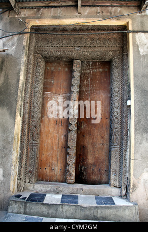 Arabo tipo case e per impieghi pesanti porte in Stone Town; Zanzibar;Tanzania;East Africa;l'Africa; Foto Stock