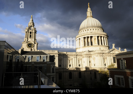 La Cattedrale di St Paul contro un cielo atmosferica,City of London.UK Foto Stock