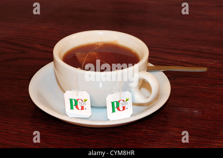 Una tazza di tè con due punte PG teabags Foto Stock