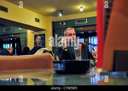 Praga, Repubblica Ceca. Lucerna café. Meryl Streep sul poster per Margaret Thatcher film in background Foto Stock