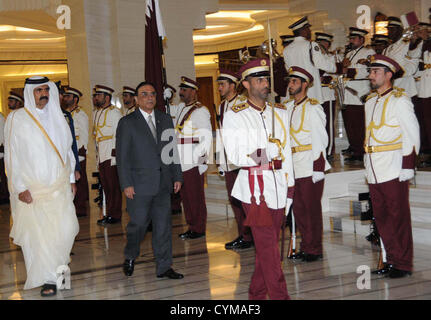 Il presidente pakistano, Asif Ali Zardari ispeziona Guardia d'onore durante la sua visita a Emiri Diwan a Doha il Mercoledì, 07 novembre 2012. Foto Stock