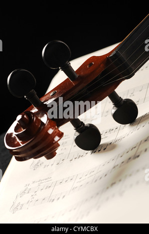 Elegante colpo di un violino su di un foglio di musica Foto Stock