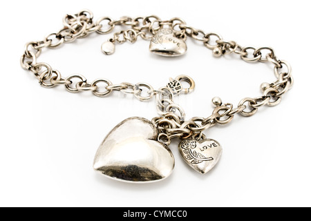 Collana in argento con ciondoli cuore isolato su bianco Foto Stock