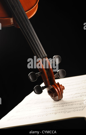 Elegante colpo di un violino su di un foglio di musica Foto Stock