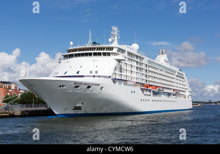 Lussuosa nave da crociera Seven Seas Voyager azionato da Regent Seven Seas Cruises ormeggiato a Katajanokka pier di Helsinki, Finlandia. Foto Stock