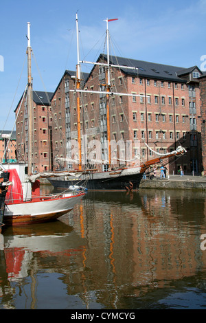 Le navi a vela bacino del canale Gloucester Docks Gloucester England Regno Unito Foto Stock