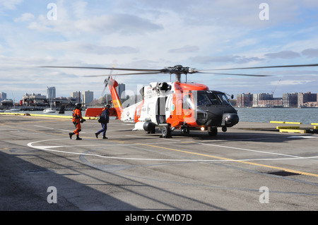 Adm posteriore. Dan Abele, commander 1 Coast Guard District, e sottufficiali di seconda classe Ethan Hill, dalla guardia costiera Stazione aria Cape Cod, Massachusetts, bordo un MH-60 elicottero, nov. 5, 2012. Abele, insieme al Vice Adm. Robert Parker, Comandante della Guardia Costiera Atlantic Foto Stock