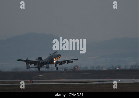 Il primo A-10 Thunderbolt II sortie per la prontezza operativa esercizio Beverly Bulldog 13-01 decolla da Osan Air Base, Repubblica di Corea, nov. 6, 2012. Osan aviatori sono nel quinto tempo di guerra simulata esercizio di emergenza eseguito nel 2012 che si tes Foto Stock