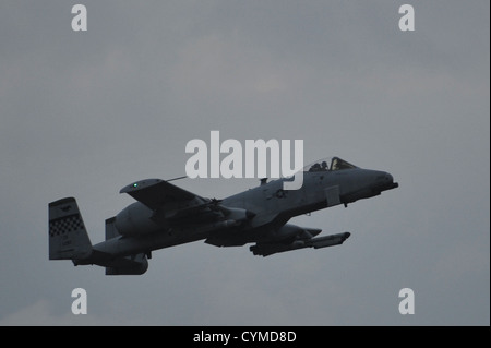 Il primo A-10 Thunderbolt II sortie per la prontezza operativa esercizio Beverly Bulldog 13-01 decolla da Osan Air Base, Repubblica di Corea, nov. 6, 2012. Osan aviatori sono nel quinto tempo di guerra simulata esercizio di emergenza eseguito nel 2012 che si tes Foto Stock