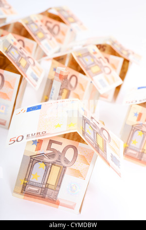 Case da banconote in euro su sfondo bianco Foto Stock