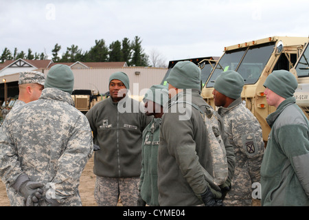 Un convoglio composto da 3° Brigata truppe speciali Battaglione, 3° Brigata Team di combattimento, decimo Montagna divisione (LI) HEMTT Fuelers defunti Fort Drum su nov. 5, 2012. Il convoglio di destinazione è Base comuneGuire-Dix Mc-Lakehurst nel New Jersey dove essi saranno un Foto Stock