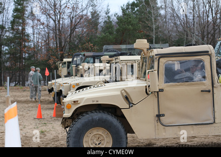 Un convoglio composto da 3° Brigata truppe speciali Battaglione, 3° Brigata Team di combattimento, decimo Montagna divisione (LI) HEMTT Fuelers defunti Fort Drum su nov. 5, 2012. Il convoglio di destinazione è Base comuneGuire-Dix Mc-Lakehurst nel New Jersey dove essi saranno un Foto Stock