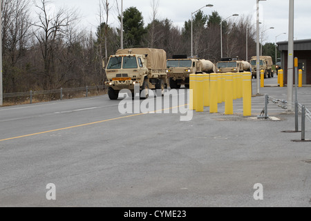 Un convoglio composto da 3° Brigata truppe speciali Battaglione, 3° Brigata Team di combattimento, decimo Montagna divisione (LI) HEMTT Fuelers defunti Fort Drum su nov. 5, 2012. Il convoglio di destinazione è Base comuneGuire-Dix Mc-Lakehurst nel New Jersey dove essi saranno un Foto Stock