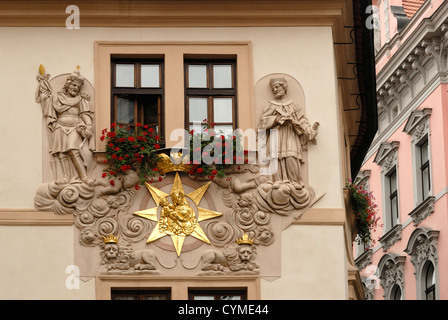 Praga, Repubblica Ceca. Dum U Zlate Studny / Casa del Golden Well, in via Karlova. Dettaglio della facciata Foto Stock