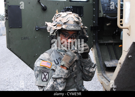 Un convoglio composto da 3° Brigata truppe speciali Battaglione, 3° Brigata Team di combattimento, decimo Montagna divisione (LI) HEMTT Fuelers defunti Fort Drum su nov. 5, 2012. Il convoglio di destinazione è Base comuneGuire-Dix Mc-Lakehurst nel New Jersey dove essi saranno un Foto Stock