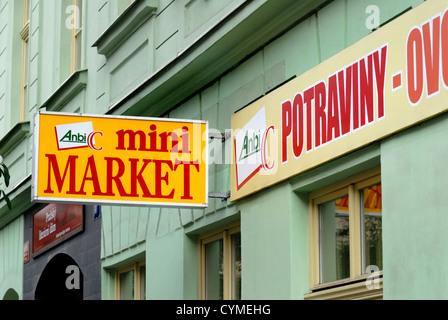 Praga, Repubblica Ceca. Potraviny / mini supermercato di Jecna street Foto Stock