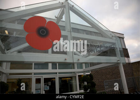 Il 7 novembre 2012. Londra REGNO UNITO. Il Papavero stabilimento situato nel Surrey celebra 90 anni di papaveri ghirlande e croci per la Royal British Legion ricordo appello. Dal 2007 la fabbrica di papavero è stato immissione feriti dei veterani di guerra e di ex militari in posti di lavoro in tutto il Regno Unito. Foto Stock