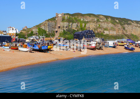 Barche di pescatori sulla spiaggia di Hastings East Sussex England GB UK Foto Stock