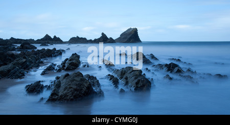 La marea su questa pittoresca ancora drammaticamente spiaggia robusto a Hartland Quay sulla North Devon Coast Foto Stock