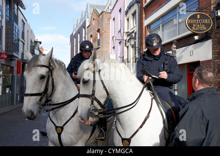 Garda siochana polizia montata a cavallo prendendo dichiarazione di Temple Bar a Dublino Repubblica di Irlanda Foto Stock