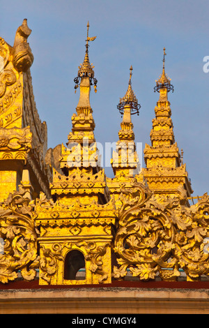 Molti pagoda a più livelli della MAHAMUNI PAYA o il tempio costruito dal re Bodawpaya nel 1784 - Mandalay, MYANMAR Foto Stock