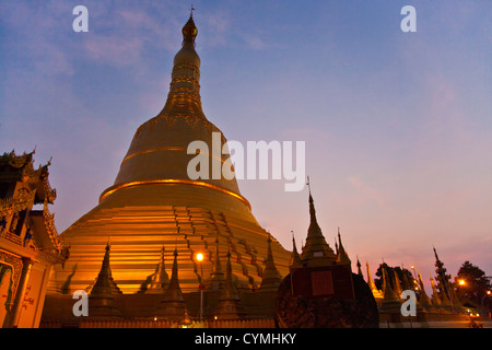 La SHWEMAWDAW PAYA è una vecchia di 1000 anni e 114 metri di altezza - BAGO, MYANMAR Foto Stock