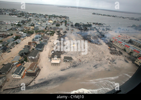 Vedute aeree dei danni causati dall'uragano sabbioso a New Jersey coast presi durante una ricerca e missione di salvataggio da 150 elicottero d'assalto battaglione, New Jersey Esercito Nazionale Guardia, Ott. 30, 2012. (U.S. Air Force foto di Master Sgt. Riferimento C. Olsen/rilasciato) Foto Stock