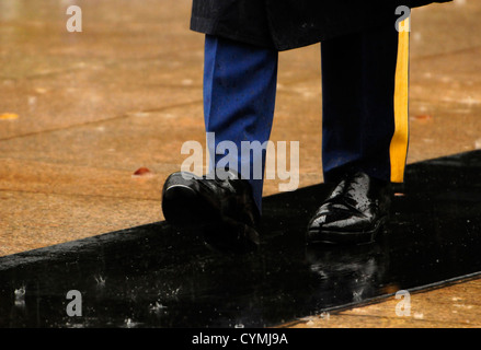 Spc. Brett Hyde, Tomba sentinella, 3d U.S. Reggimento di Fanteria (la vecchia guardia), prende la sua 21 passi attraverso un imbevuto di acqua stuoia mentre custodisce la tomba durante l uragano Sandy presso la tomba del Milite Ignoto, il Cimitero Nazionale di Arlington, Virginia, Ott. 29, 2012. La tomba è sorvegliato 24 ore al giorno, 7 giorni a settimana. Neve, pioggia, vento o calore non ha mai smesso di tomba sentinelle da custodire la tomba per più di 64 anni. (U.S. Esercito Foto di Sgt. Jose A. Torres Jr.) Foto Stock