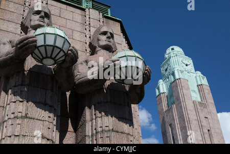 La torre dell Orologio e statue di Helsinki Finlandia la stazione ferroviaria centrale, aperto nel 1919 Foto Stock
