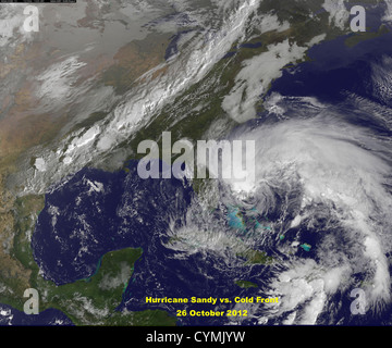 Uragano Sandy vs fronte freddo. Il 26 ottobre 2012. Immagine satellitare. Foto Stock