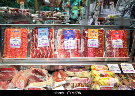 Confezioni di conserve di carne prosciutto salame salsiccia in vendita nelle macellerie salumi Shop, Madrid, Spagna, Europa Foto Stock