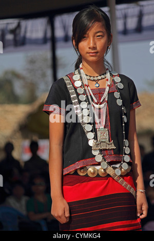 Ponung tradizionale danza della tribù Adi durante Namdapha Eco festival culturali, Miao, Arunachal Pradesh, India Foto Stock