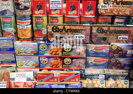 Le conserve di prodotti esposti in vetrina, conserve di pesce, Madrid, Spagna, Europa Foto Stock