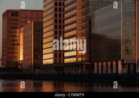 Docklands di Londra la mattina presto sun Foto Stock