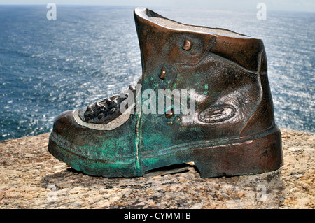 Spagna: Boot scultura come un simbolo per il San Giacomo pellegrinaggio a Capo Fisterra in Galizia Foto Stock